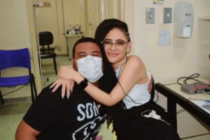 Ester Garcia comemorou a volta da audição com aparelho auditivo em vídeo no Instagram