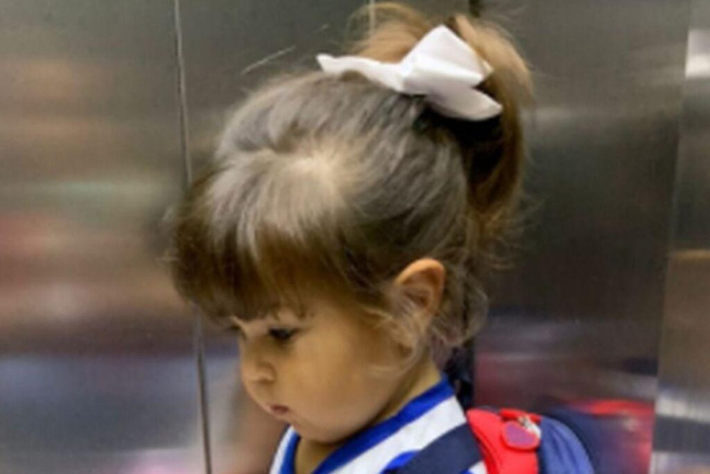 A foto da criança viralizou nas redes sociais pela feição e roupa dela