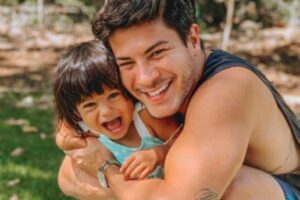 Arthur Aguiar se emocionou muito no BBB 22 durante vídeo da filha e esposa