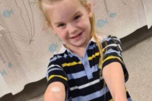 A menina apareceu com marcas vermelhas repentinas nas mãos