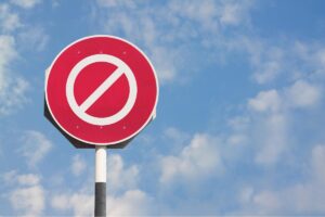 Menino sofre preconceito racial ao brincar com outras crianças e mãe desabafa sobre caso