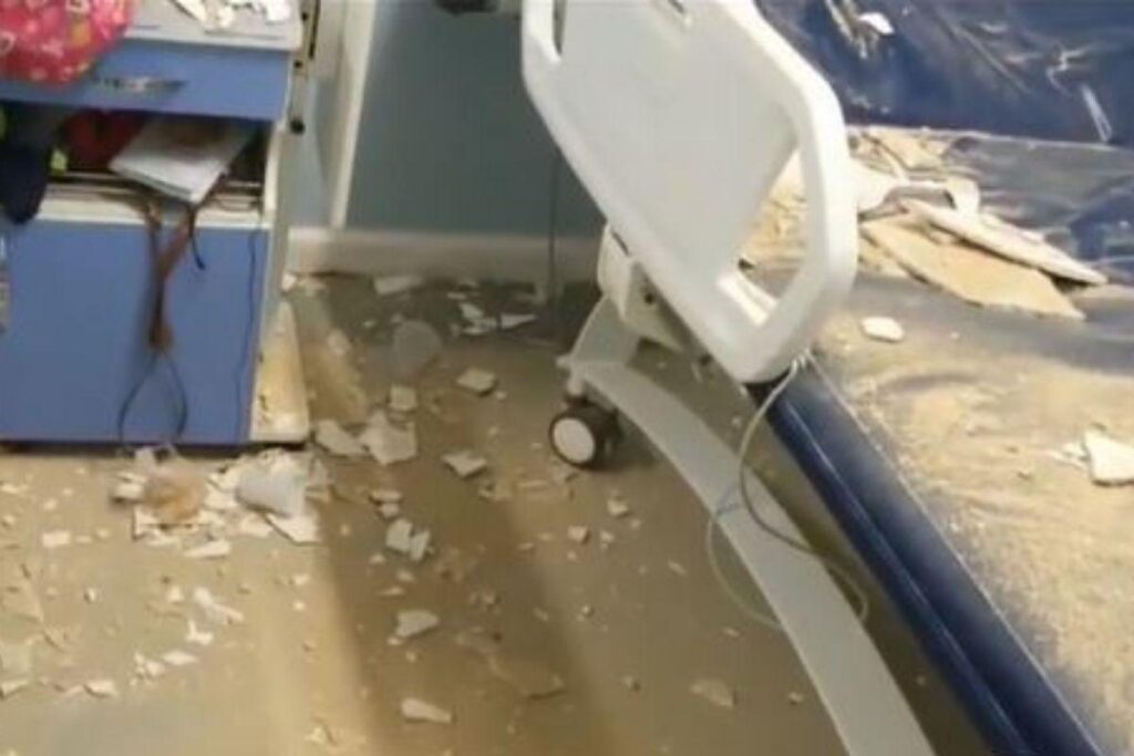 Parte do teto caiu nas macas da maternidade