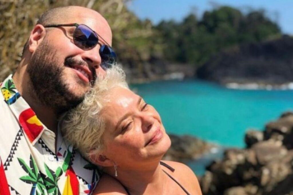 Mãe de Tiago Abravanel demonstra apoio ao filho