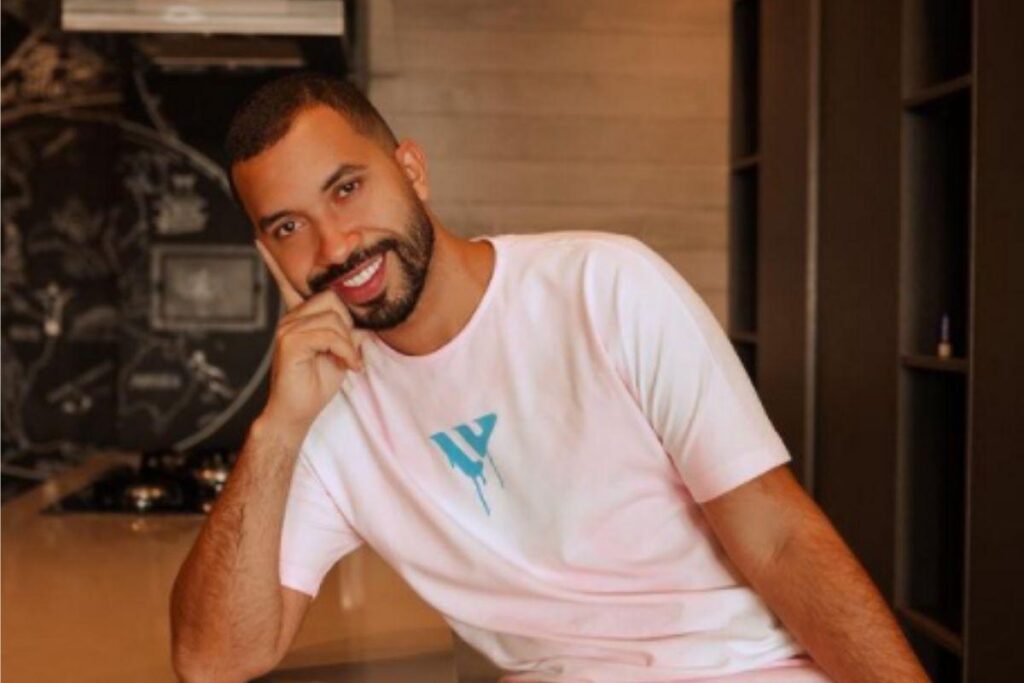 Gil do Vigor compartilha férias ao lado da família e fã repara: “Um a cara do outro”