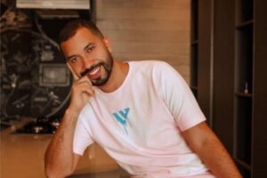 Gil do Vigor compartilha férias ao lado da família e fã repara: “Um a cara do outro”