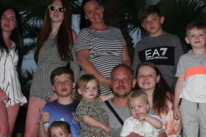 Mãe de 13 filhos conta detalhes da rotina da família: “Temos só dois banheiros, então as manhãs são difíceis”