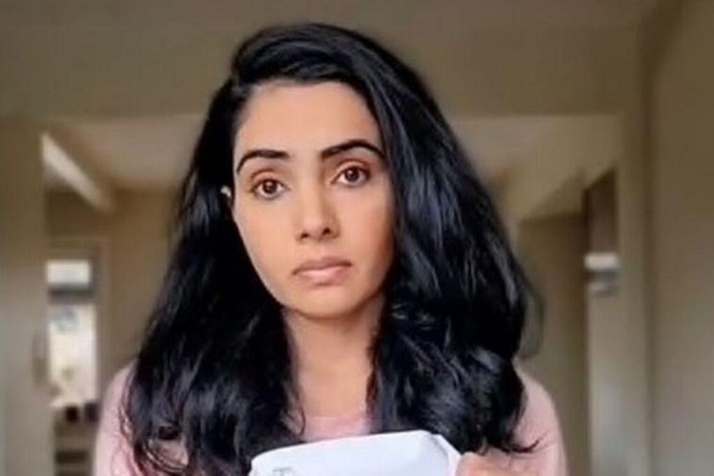 A mãe usou um pedaço de papel para representar a mensagem sobre o bullying