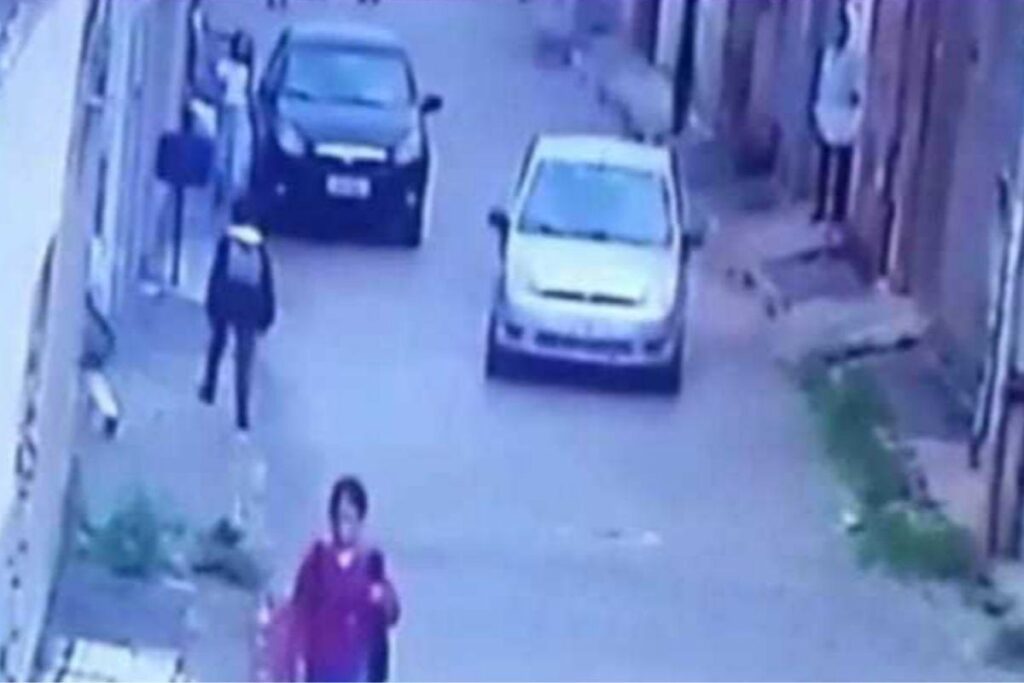 Mãe agride criança após briga na escola