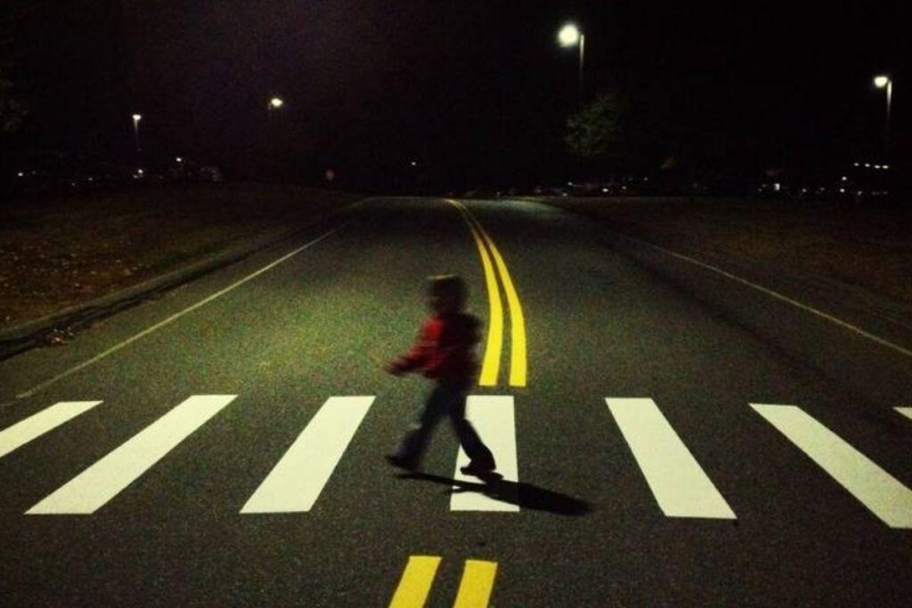 Segundo a polícia o motociclista não conseguiu frear a tempo e atropelou a criança