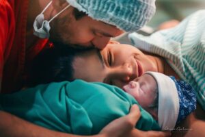 Maria Cecília tem cefaleia pós-raqui durante parto do segundo filho, Martim