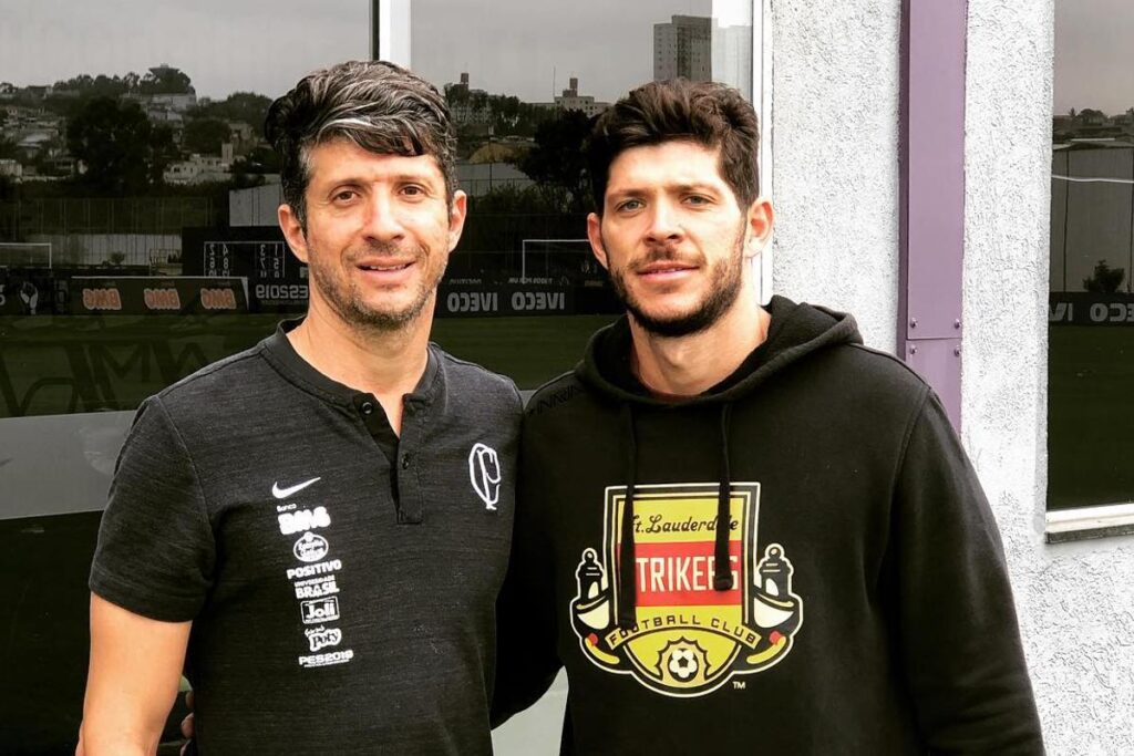 Pessoas esperam ônibus em uma estação enquanto tentam evacuar a cidade de Kiev, na Ucrânia