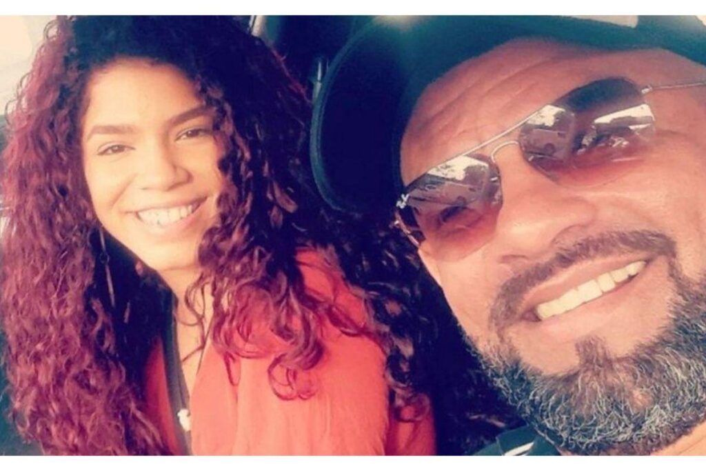 Pai de Maria ficou sabendo que a filha é bissexual da filha após ambos beijarem a mesma mulher