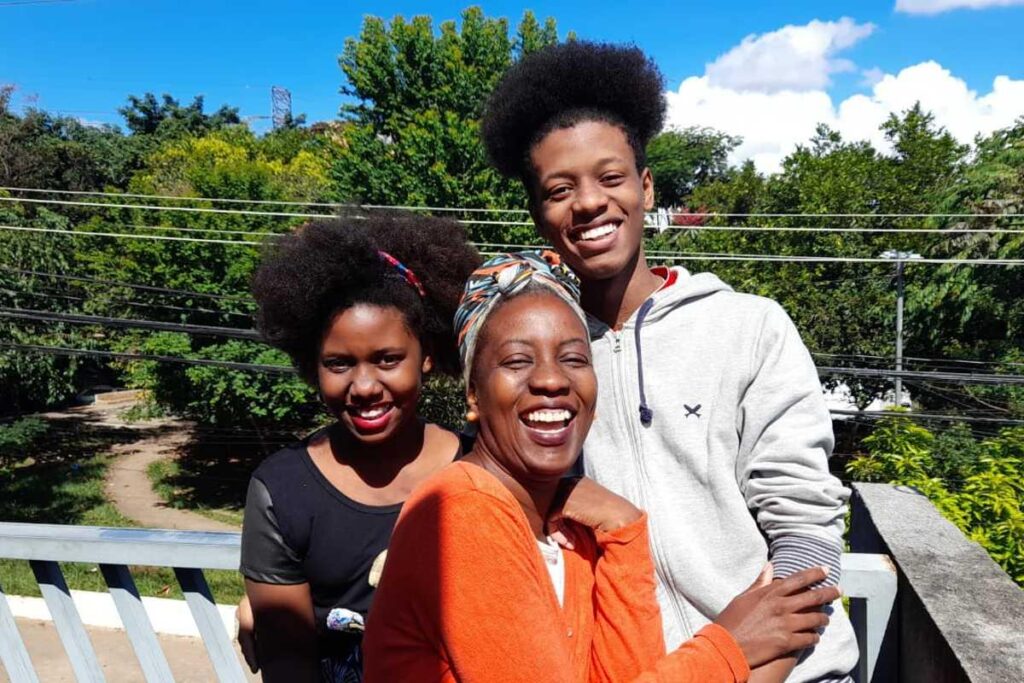 É importante que as crianças entendam que o problema não está no dinheiro, mas na sociedade racista