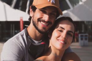 Pérola Faria anuncia gravidez com Mario Bregiera