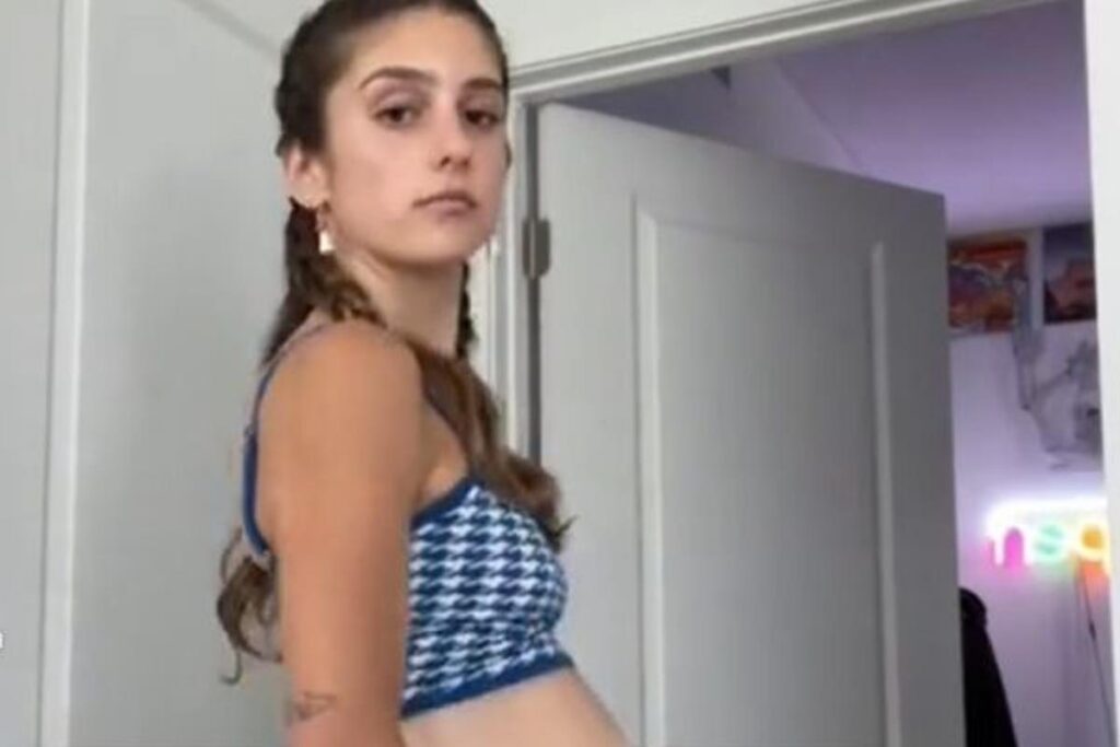 A jovem veste a barriga de grávida falsa todo mês