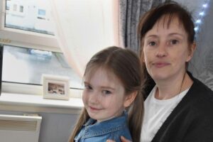 A mãe está tentando economizar dinheiro para sobreviver com a filha