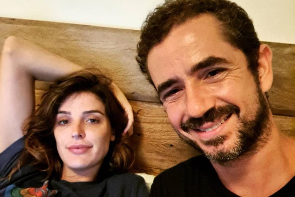 Rafa Brites mostra boia diferentona feita para grávidas curtirem o dia na piscina