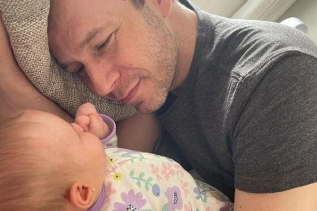 Tiago Leifert mostrando o presente de Lua: o roupão do líder do Big Brother Brasil em versão infantil