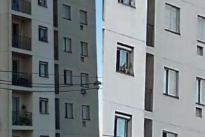 Bebê é visto pendurado no 6º andar de um prédio em Campo Grande