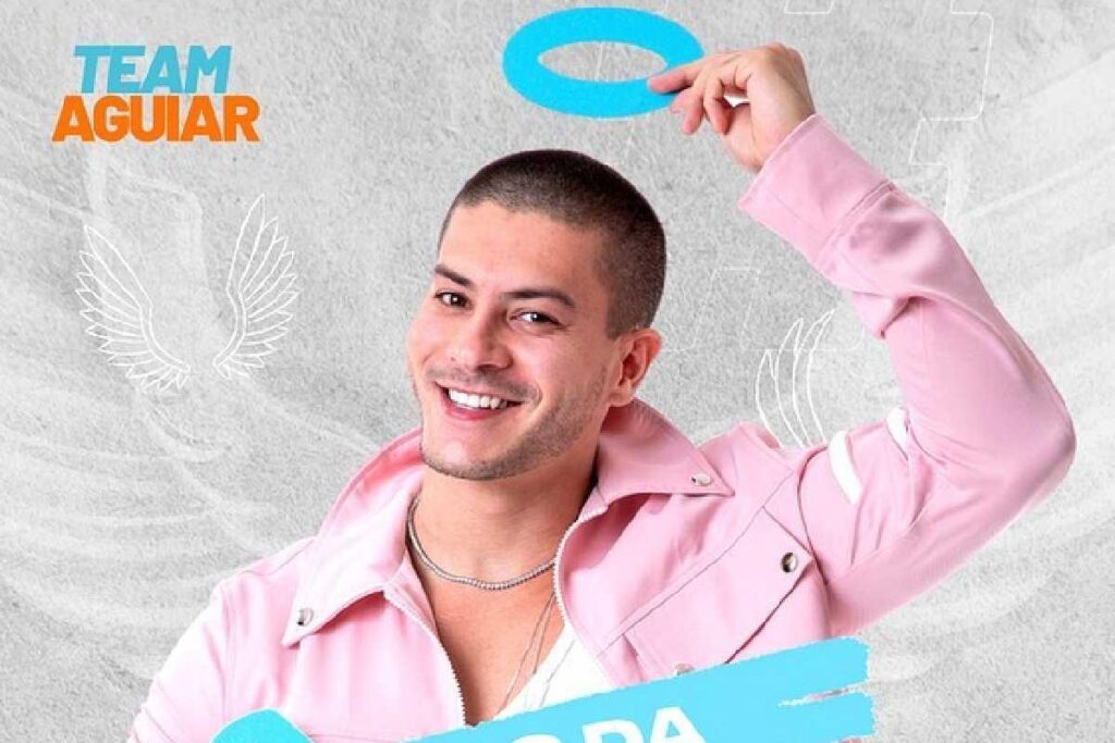 Arthur Aguiar ficou muito emocionado ao ver família em vídeo do almoço do Anjo