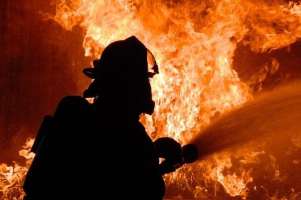 A casa ficou destruída após a criança acidentalmente colocar fogo no colchão