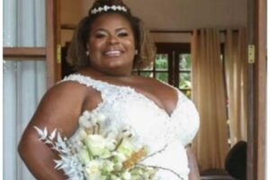 Jojo Toddynho aparece ao lado da sogra com sapatinhos de bebê