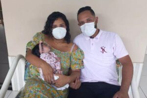 Valentina nasceu com os pés tortos, formando um coração