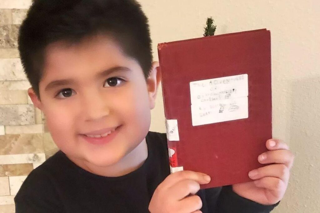 Menino de 8 anos coloca livro escrito por ele à mão na biblioteca e vira um sucesso!