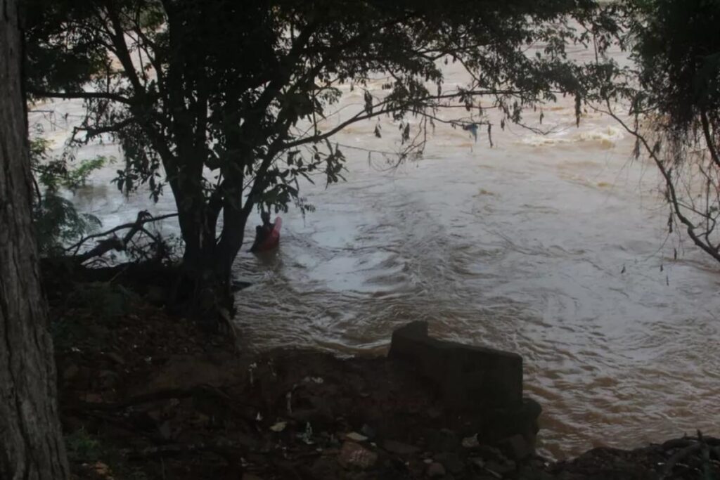 A equipe de resgate busca os corpos de pai e filha