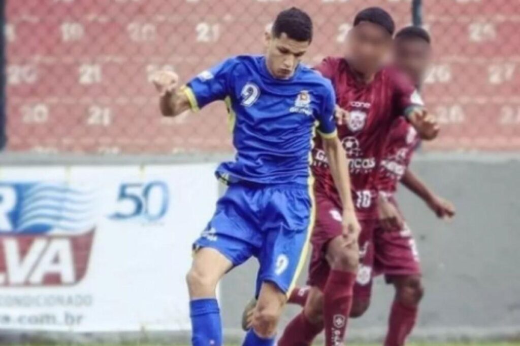 Jogador de futebol morre após ouvir áudio falando mal da mãe