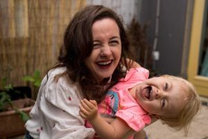 Morgana Secco mostra Alice aprendendo a jogar futebol