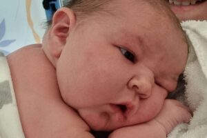 Mãe dá à luz bebê com o mesmo peso de uma bola de boliche