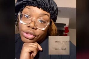 A mãe foi ao cartório mudar o nome do filho