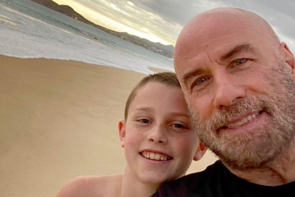 Foto do astro de Hollywood com o filho e o novo animal de estimação da família