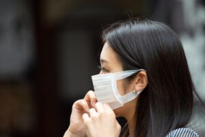 SP deixa de obrigar máscaras em ambientes fechados a partir desta quinta-feira, 17 de março. A medida contra a covid-19 só vale para espaços do transporte público e locais da área da saúde