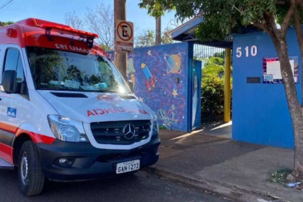 A menina foi levada para o hospital de ambulância
