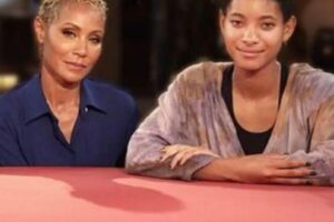 Willow Smith raspou a cabeça durante um show em homenagem a mãe