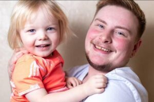 Homem transexual adia a cirurgia de mama após descobrir gravidez