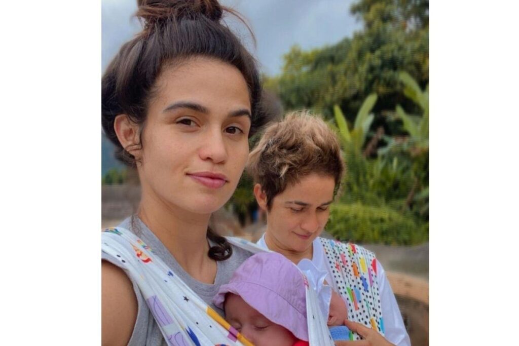 As gêmeas Tiê e Kim no primeiro banho de mar (Foto: Reprodução/Instagram @lanlanhoficial