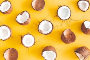 A água de coco é queridinha do verão e é muito nutritiva!