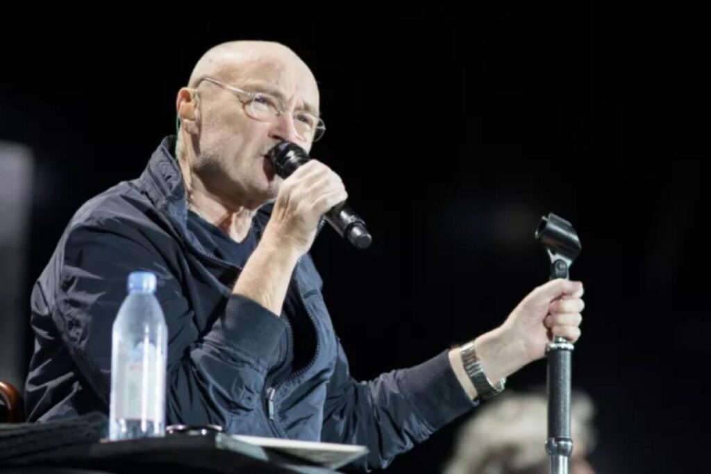 Phil Collins, da banda Genesis, anuncia último show da carreira após problemas de saúde