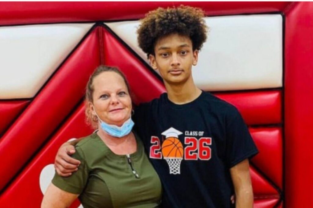 Famílias denunciam escola após alunos simularem “leilão de escravos” com colegas negros