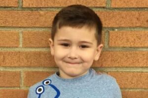 Christopher, à direita, é pai de Corey e foi preso pelo assassinato do filho