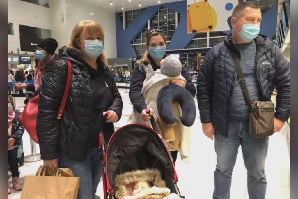 Tony e Sarah estão com os filhos na Polônia e tentando voltar para os EUA