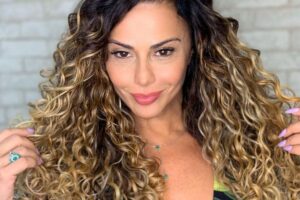 Grávida, Viviane Araujo mostra a barriga ao falar sobre rotina de treinos em casa