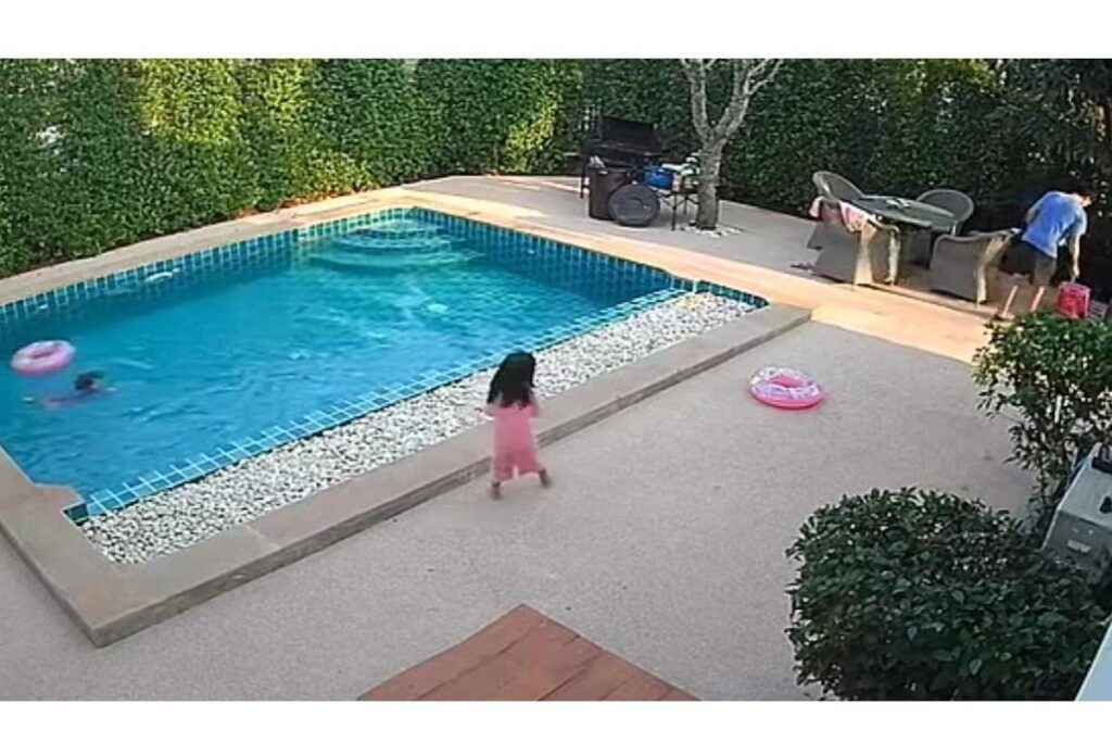 A menina de 3 anos de idade avisou o pai que a bebê estava se afogando