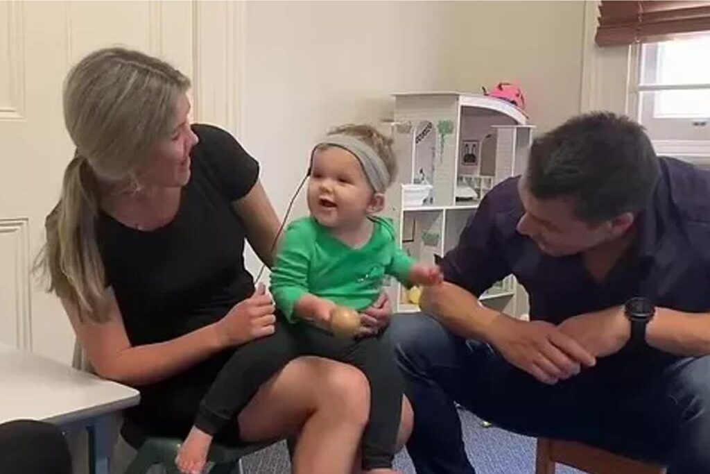 Axel recebeu implantes de próteses cocleares e conseguiu ouvir a voz dos pais pela primeira vez