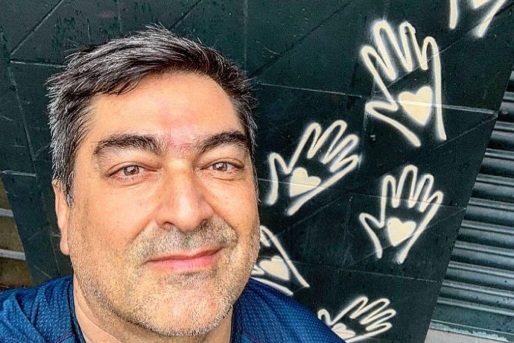 Zeca Camargo comemora ao ver que sobrinho tem a mesma marca de nascença que ele