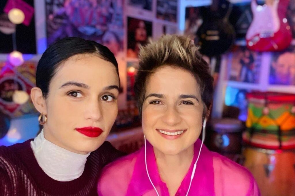 Nanda Costa e Lan Lanh com as gêmeas