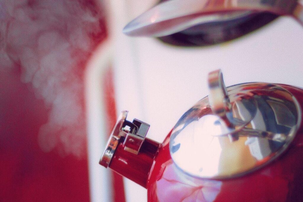 Um dos sintomas da febre reumática é o eritema marginado, uma lesão na pele com borda avermelhada e centro pálido